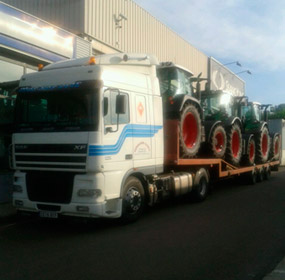 Translleralva S.L. camión transportando camiones
